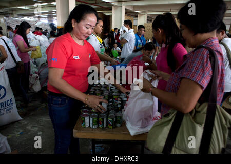 International Convention Centre, Cebu City 16.11.2013. Eine Cebu City Initiative eine Reihe von Regierungsbehörden in der Nachmahd der Taifun Haiyan/Yolanda. Eine 24-Stunden-Hilfsaktion Hilfe beinhaltet die empfangende und neu verpacken von Lebensmitteln, die für die am schwersten betroffenen Gebieten bestimmt sind. Freiwillige Helfer sind vor allem Studenten. Relief-Packs enthalten 6 Kilo Reis, 5 Dosen Sardinen, 5 Dosen corned Beef/Rind Laib. Stockfoto