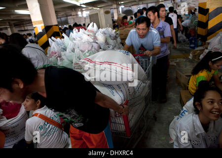 International Convention Centre, Cebu City 16.11.2013. Eine Cebu City Initiative eine Reihe von Regierungsbehörden in der Nachmahd der Taifun Haiyan/Yolanda. Eine 24-Stunden-Hilfsaktion Hilfe beinhaltet die empfangende und neu verpacken von Lebensmitteln, die für die am schwersten betroffenen Gebieten bestimmt sind. Freiwillige Helfer sind vor allem Studenten. Relief-Packs enthalten 6 Kilo Reis, 5 Dosen Sardinen, 5 Dosen corned Beef/Rind Laib. Stockfoto