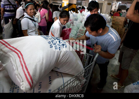 International Convention Centre, Cebu City 16.11.2013. Eine Cebu City Initiative eine Reihe von Regierungsbehörden in der Nachmahd der Taifun Haiyan/Yolanda. Eine 24-Stunden-Hilfsaktion Hilfe beinhaltet die empfangende und neu verpacken von Lebensmitteln, die für die am schwersten betroffenen Gebieten bestimmt sind. Freiwillige Helfer sind vor allem Studenten. Relief-Packs enthalten 6 Kilo Reis, 5 Dosen Sardinen, 5 Dosen corned Beef/Rind Laib. Stockfoto