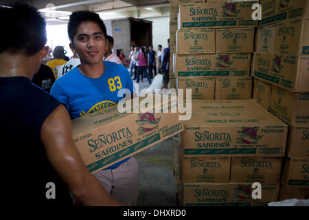 International Convention Centre, Cebu City 16.11.2013. Eine Cebu City Initiative eine Reihe von Regierungsbehörden in der Nachmahd der Taifun Haiyan/Yolanda. Eine 24-Stunden-Hilfsaktion Hilfe beinhaltet die empfangende und neu verpacken von Lebensmitteln, die für die am schwersten betroffenen Gebieten bestimmt sind. Freiwillige Helfer sind vor allem Studenten. Relief-Packs enthalten 6 Kilo Reis, 5 Dosen Sardinen, 5 Dosen corned Beef/Rind Laib. Stockfoto