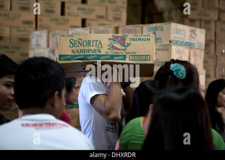 International Convention Centre, Cebu City 16.11.2013. Eine Cebu City Initiative eine Reihe von Regierungsbehörden in der Nachmahd der Taifun Haiyan/Yolanda. Eine 24-Stunden-Hilfsaktion Hilfe beinhaltet die empfangende und neu verpacken von Lebensmitteln, die für die am schwersten betroffenen Gebieten bestimmt sind. Freiwillige Helfer sind vor allem Studenten. Relief-Packs enthalten 6 Kilo Reis, 5 Dosen Sardinen, 5 Dosen corned Beef/Rind Laib. Stockfoto