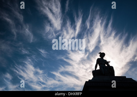 Denkmal mit interessanten Wolken am St. Alban in Kopenhagen, Dänemark Stockfoto