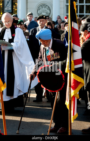 Ein Sikh Veteran Niederlegung Mohn Kranz an den Leamington Spa Erinnerung sonntäglichen Gottesdienst. Stockfoto