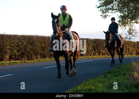 Reiter auf einer Landstraße bei Loxley, Warwickshire, UK Stockfoto