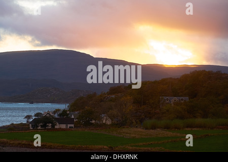 Die letzten Tage Sonnenschein, Sonnenuntergang über Inveralligin am Loch Torridon, Schottisches Hochland UK. Stockfoto