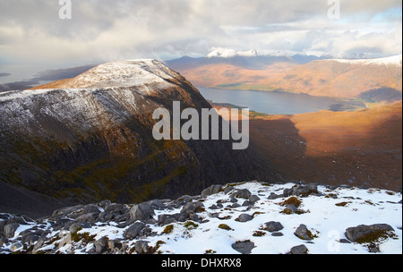 Gebührenfreie Nam Biast, Gipfel der Beinn Damh im Winter. Die schottischen Highlands, UK. Stockfoto