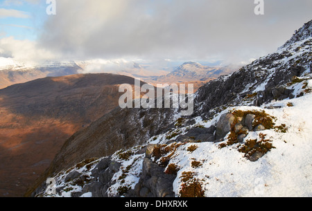 Mit Blick auf Beinn Eighe vom Gipfel des Beinn Damh in den schottischen Highlands, UK. Stockfoto