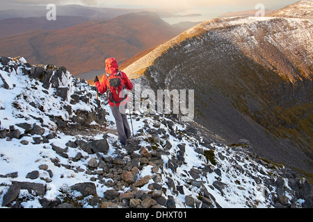 Ein Wanderer zu Fuß in Richtung Maut Nam Biast auf Beinn Damh in den schottischen Highlands, UK. Stockfoto