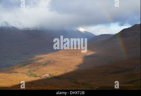 Ein Regenbogen über Glen Torridon in den schottischen Highlands, UK. Stockfoto