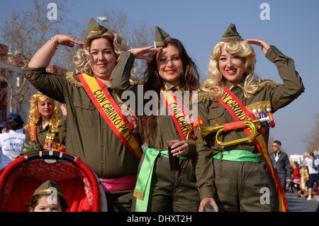 Karneval, junge Frauen, die verkleidet als Militär, Isla Cristina, Provinz Huelva, Region von Andalusien, Spanien, Europa Stockfoto