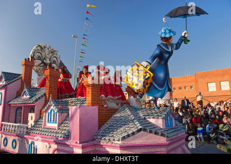 Karneval zu schweben, Mary Poppins Allegorie, Isla Cristina, Provinz Huelva, Region von Andalusien, Spanien, Europa Stockfoto