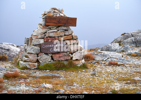 Erhaltung der Cairn auf dem Bergweg, Beinn Eighe, Schottisches Hochland. Stockfoto