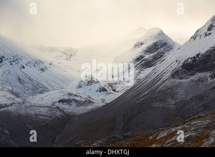 Eine Wolke und Schnee begrenzt Gipfel des Beinn Eighe in den schottischen Highlands. Stockfoto