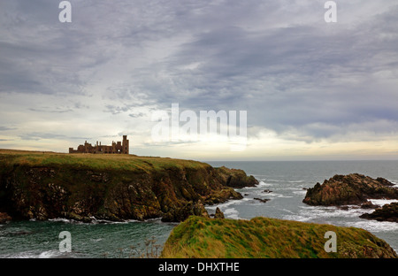 Ein Blick auf die felsige Küste und Old Slains Castle an der Nordost-Küste von Aberdeenshire, Schottland, Vereinigtes Königreich. Stockfoto