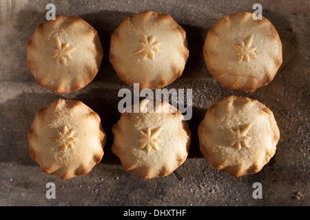 Mince Pies auf dem Holzbrett Stockfoto