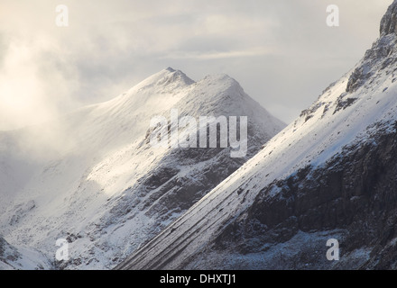 Schneebedeckte Gipfel des Spidean Coire Nan Clach in den schottischen Highlands. Stockfoto