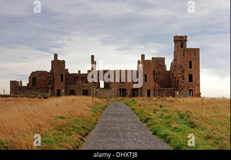 Ein Blick auf die Ruinen des alten Slains Castle an der Nordost-Küste von Aberdeenshire, Schottland, Vereinigtes Königreich. Stockfoto