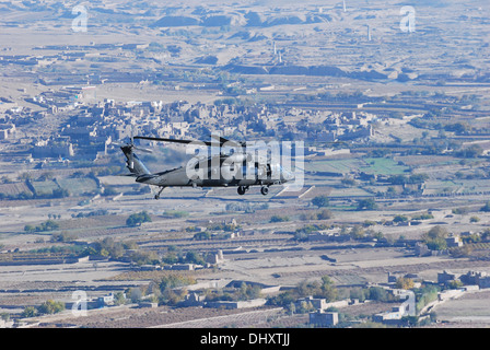 Ein 10. Combat Aviation Brigade UH - 60M Black Hawk Hubschrauber vom 1. Bataillon (Angriff), Task Force Tigershark abgebildet ist Stockfoto