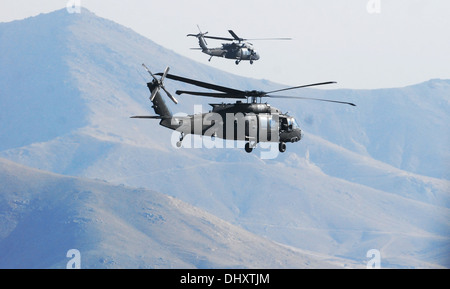 Paar 10. Combat Aviation Brigade UH - 60M Black Hawk-Hubschrauber vom 1. Bataillon (Angriff), Task Force Tigershark ist aus dem Crewchief Fenster während einer Personal-Bewegung-Mission am 11. November in der Provinz Logar, Afghanistan abgebildet. Stockfoto