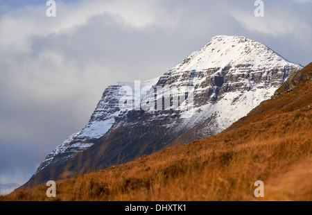 Der schneebedeckte Gipfel des Spidean Coire Nan Clach, Beinn Eighe, schottischen Highlands, UK. Stockfoto