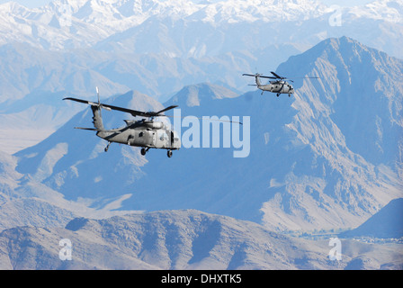 Paar 10. Combat Aviation Brigade UH - 60M Black Hawk-Hubschrauber vom 1. Bataillon (Angriff), Task Force Tigershark ist aus dem Crewchief Fenster während einer Personal-Bewegung-Mission am 11. November in der Provinz Logar, Afghanistan abgebildet. Stockfoto