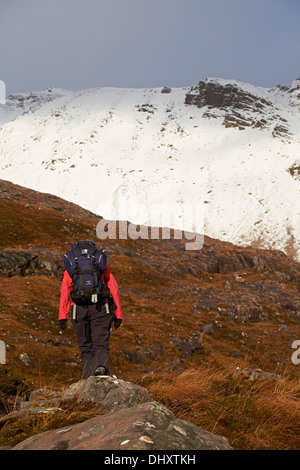 Ein Wanderer zu Fuß bis zum Gipfel des Spidean Coire Nan Clach, Beinn Eighe in den schottischen Highlands. Stockfoto