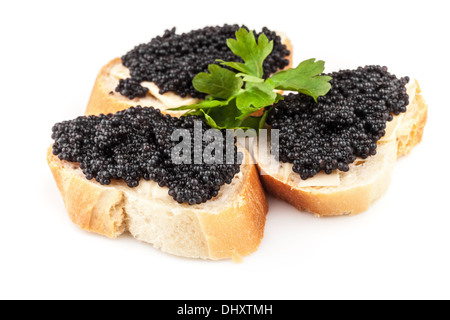 Sandwiches mit schwarzem Kaviar isoliert auf weißem Hintergrund Stockfoto