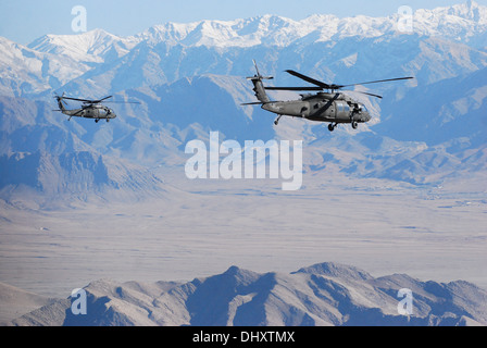 Paar 10. Combat Aviation Brigade UH - 60M Black Hawk-Hubschrauber vom 1. Bataillon (Angriff), Task Force Tigershark ist aus dem Crewchief Fenster während einer Personal-Bewegung-Mission am 11. November in der Provinz Logar, Afghanistan abgebildet. Stockfoto