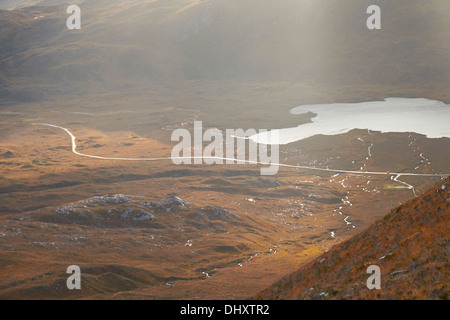 Luftaufnahme des Loch Bharranch, Glen Torridon in den schottischen Highlands, UK. Stockfoto