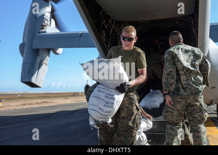 Marines mit Marine Medium Tiltrotor Squadron 262, 1. Marine Air Wing, entlasten Hilfsgüter am Flugfeld von Tacloban, Nov. Stockfoto