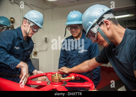 HONG KONG (12. November 2013) Deck Abteilung Matrosen die Anker-Bremse im Vorschiff der US Navy nach vorne bereitgestellt Flugzeugträger USS George Washington (CVN-73) zu betreiben, als das Schiff zurück nach Meer, nach ein geplanter Hafen Besuch Hong Kon bereitet Stockfoto