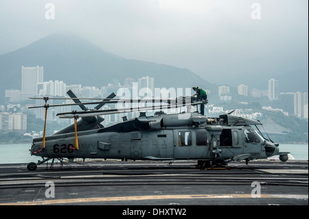 HONG KONG (12. November 2013) Luftfahrt Maschinist ist Mate 2. Klasse Wasja Mstislavski von Phoenix, führt Wartungsarbeiten an den Rotor ein MH-60 Seahawk aus der "goldenen Falken der Hubschrauber Meer bekämpfen Squadron (HSC) 12 auf dem Flugdeck der US Navy" Stockfoto