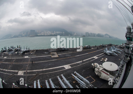 HONG KONG (12. November 2013) der US Navy nach vorne bereitgestellt Flugzeugträger USS George Washington (CVN-73) kehrt zurück zum Meer nach Stockfoto