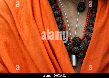 Indischen Sadhus Rudraksha Perlen gegen seine orange Tuch. Indien Stockfoto