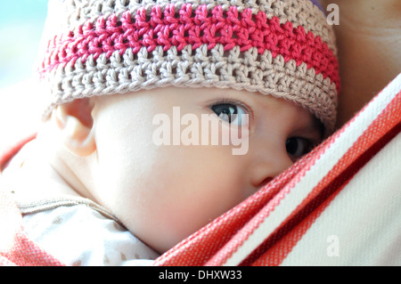 tragen junge Baby Mütze Stockfoto