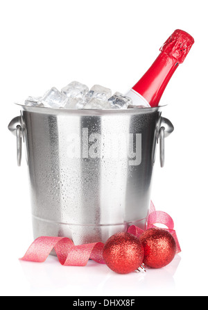 Sektflasche im Eiskübel und Weihnachts-Dekor. Isoliert auf weißem Hintergrund Stockfoto