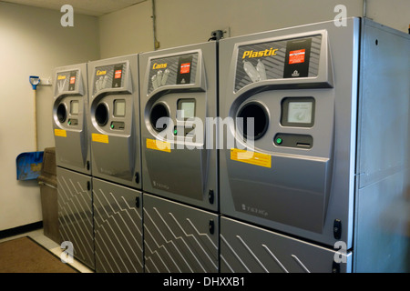 Recycling-Dosen im Supermarkt Stockfoto