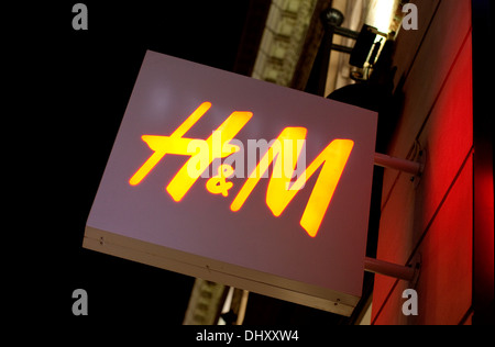 Melden Sie auf H & M-Fashion-Store in London Stockfoto