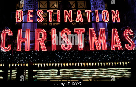 Weihnachten-Schild an Selfridges in der Oxford Street, London Stockfoto