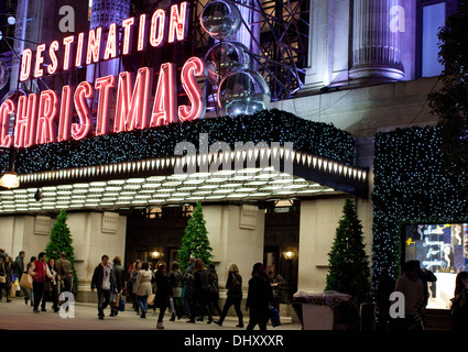 Weihnachten-Schild an Selfridges in der Oxford Street, London Stockfoto