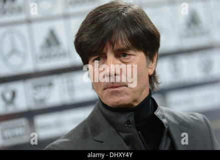 Mailand, Italien. 15. November 2013. Deutschlands Kopf gesehen Trainer Joachim Loew im Stadion vor der freundliche Fußball Spiel zwischen Italien und Deutschland im Giuseppe Meazza Stadium (San Siro) in Mailand, Italien, 15. November 2013. Foto: Andreas Gebert/Dpa/Alamy Live-Nachrichten Stockfoto