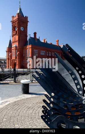 Pierhead Gebäude und Skulptur Denkmal für die Seeleute getötet während des zweiten Weltkriegs Cardiff Bucht Wales u k Stockfoto