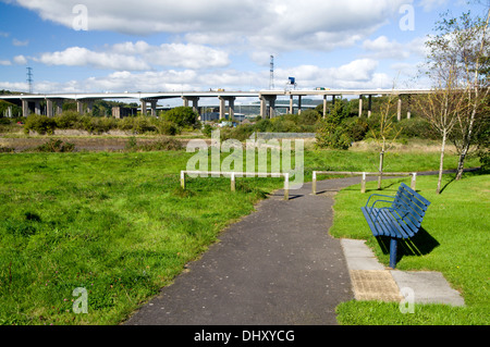 Wales Coast Path und Autobahnbrücke, Briton Ferry, Neath Port Talbot, South Wales. Stockfoto