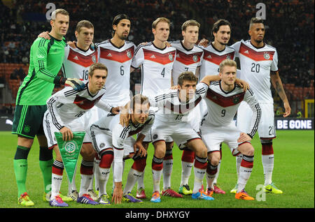 Mailand, Italien. 15. November 2013. Deutschlands Manuel Neuer (hinten, l-R), Toni Kroos, Sami Khedira, Benedikt Hoewedes, Marcell Jansen, Mats Hummels, Jerome Boateng, Philipp Lahm (vorne, l-R), Mario Goetze, Thomas Mueller und Andre Schuerrle Pose für ein Mannschaftsfoto vor der freundliche Fußball match zwischen Italien und Deutschland im Giuseppe Meazza Stadium (San Siro) in Mailand, Italien, 15. November 2013. Foto: Andreas Gebert/Dpa/Alamy Live-Nachrichten Stockfoto