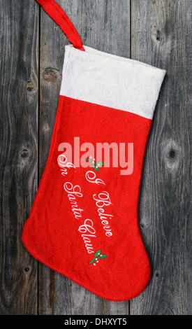 Weihnachts-Strumpf auf hölzernen Hintergrund Stockfoto
