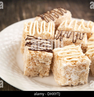 Homemade Marshmallow Reis Crispy Dessert Bar mit Schokolade Stockfoto