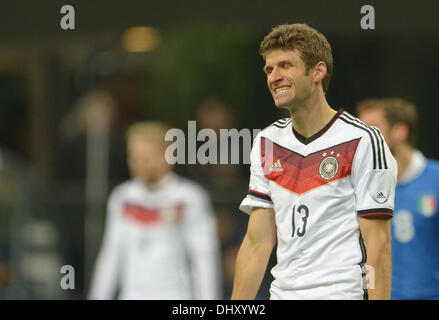 Mailand, Italien. 15. November 2013. Deutschlands Thomas Mueller reagiert beim Freundschaftsspiel zwischen Italien und Deutschland im Giuseppe Meazza Stadium (San Siro) in Mailand, Italien, 15. November 2013. Foto: Andreas Gebert/Dpa/Alamy Live-Nachrichten Stockfoto
