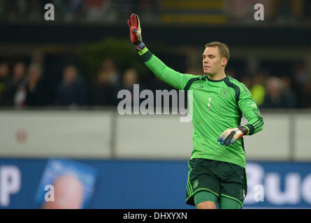 Mailand, Italien. 15. November 2013. Deutschlands Torhüter Manuel Neuer Gesten während der Fußball-freundliche zwischen Italien und Deutschland im Giuseppe Meazza Stadium (San Siro) in Mailand, Italien, 15. November 2013 übereinstimmen. Foto: Andreas Gebert/Dpa/Alamy Live-Nachrichten Stockfoto