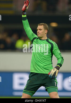 Mailand, Italien. 15. November 2013. Deutschlands Torhüter Manuel Neuer Gesten während der Fußball-freundliche zwischen Italien und Deutschland im Giuseppe Meazza Stadium (San Siro) in Mailand, Italien, 15. November 2013 übereinstimmen. Foto: Andreas Gebert/Dpa/Alamy Live-Nachrichten Stockfoto