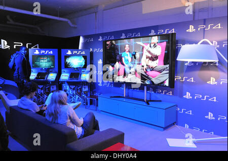 Covent Garden, London, UK. 16. November 2013. Spieler versuchen, neue Spiele auf die bald gestartet werden PS4 Konsole in der PS4-Lounge in Covent Garden. Bildnachweis: Matthew Chattle/Alamy Live-Nachrichten Stockfoto